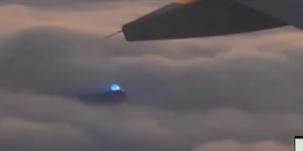 Cahaya Biru Terekam Penumpang Pesawat Ramai Disebut UFO thumbnail